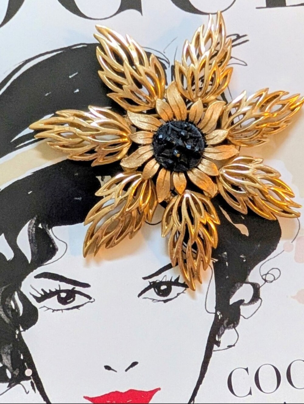 Rare 👑 Trifari Large Gold Black Glass Flower Brooch